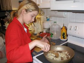 Анюта учится готовить