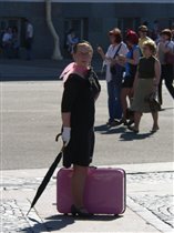 клоунесса с чемоданом:) 