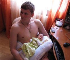 Сплю у папы на подушке)