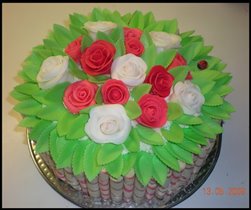 торт с розами из сахарной мастики