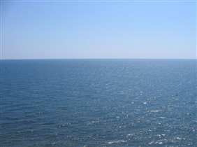 Вид на морской простор с площадки у маяка