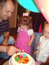 Папа зажигает свечи