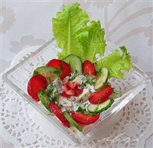 Огуречный салат с клубникой. 