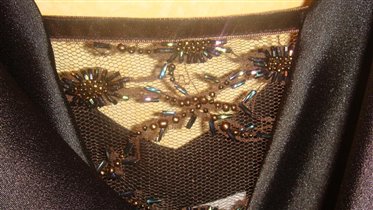 то же платье,вышивка на груди