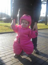 Первые шаги на улице с папой - 9 мес