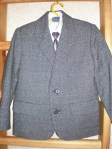 Костюм р.122 (пиджак+брюки+рубашка+галстук)  950 р