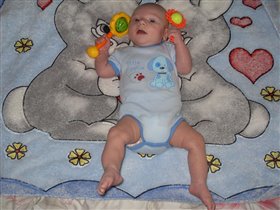 научились греметь погремушками. нам два месяца