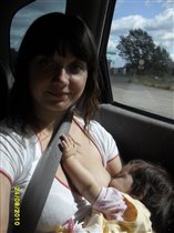 Авто-мама с младенцем на руках!