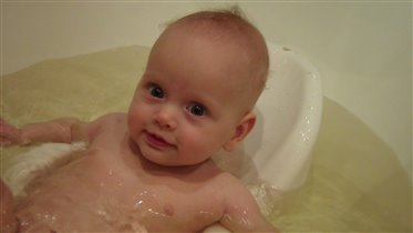 Лерочка очень любит принимать ванну!!