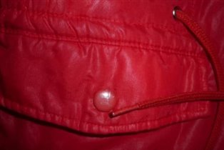 кнопка куртки красной