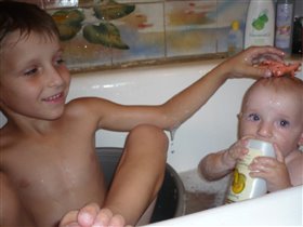 Игры в ванной с младшим братом