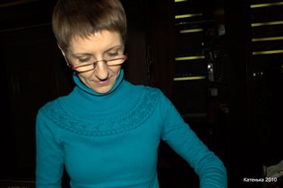 что то Аня замышляет - достает из сумки...