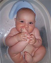 А я в ванночке сижу, свою ноженьку грызу -)))
