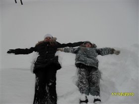 С мамой на прогулке-с мамой я в снегу!!!!