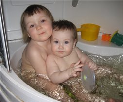 Вместе весело играем,  даже в ванной не скучаем!