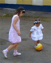Девочки тоже играют в футбол!