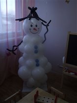 Снеговик на стойке.