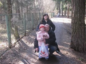 Дочки 'выгуливают' папу