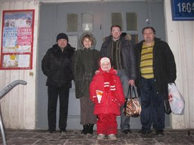 Младшая ведёт домой старших