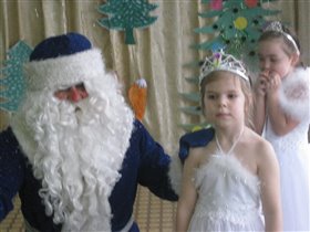 Дедушка мороз не отпускает своих снежинок