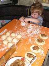 'Днем и ночью тесто месим'