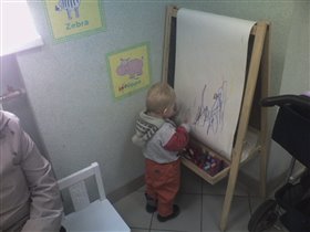 Будущий Пикассо в сберкассе, пока мама занята...