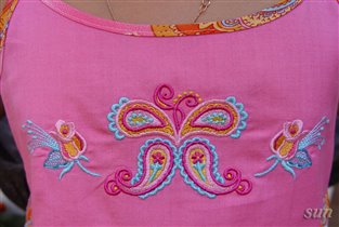 Вышивка на розовом костюме