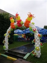 Арка с клоунами - вход к территории сцены