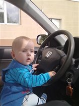 учусь водить машину с рождения