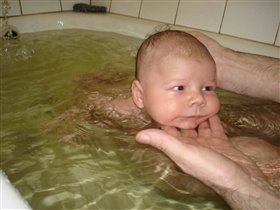 любимое занятие - купание с дедушкой