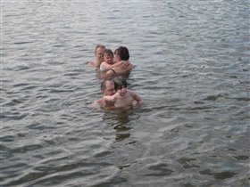 Папа учит дочу нырять...