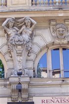 лукавые дамочки на фасаде театра Ренессанс. Париж