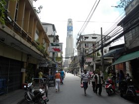 Бангкок, высокая башня впереди - наш отель