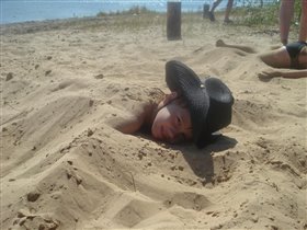 Я на солнышке лежу,укрывшись одеялом из песка!