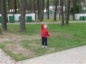 Олеська танцует с листиком :)