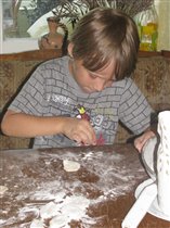 Помощник весь в процессе лепки вареников :)