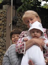 Бабушка и внуки:)