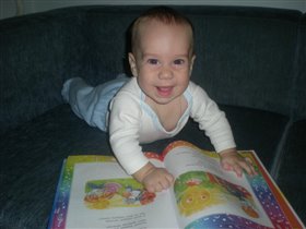 малыш с книгой