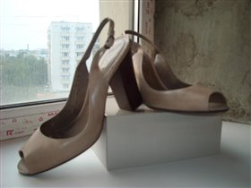 Бежевые туфли на уст каблуке