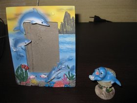 Рамка и статуэтка дельфины