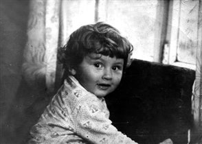 Мама в детстве, примерно 2 года мне было... 