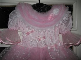 Рисунок на платье ближе.