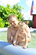 Весело плавать в бассейне знойным летом с папкой!