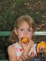 маленькая жадная девочка с персиками