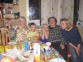 Дети с бабушками и мамой