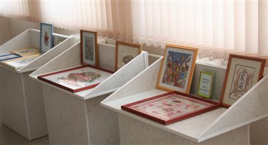 Общий план на работы, выставленные на открытых сте