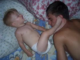 Настя с папой спит ;-)