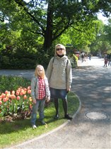 Мама и дочь на фоне тюльпанов