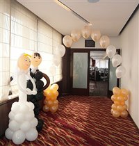 Молодые на входе в зал Москва гостиницы Ренессанс