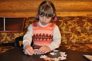 Собирает пазлы